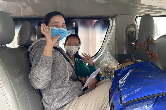Ngày về nhà của mẹ con cháu bé ung thư máu trên chuyến xe quên nỗi đau - 4 Ngày về nhà của mẹ con cháu bé ung thư máu trên chuyến xe quên nỗi đau - 4