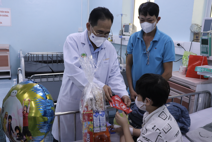 Ngày về nhà của mẹ con cháu bé ung thư máu trên chuyến xe quên nỗi đau - 3 Ngày về nhà của mẹ con cháu bé ung thư máu trên chuyến xe quên nỗi đau - 3