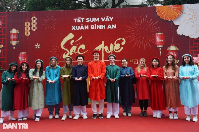 Du học sinh quốc tế thích thú khi mặc áo dài đón Tết Việt - 4