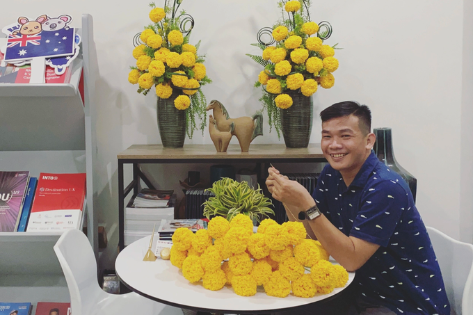 The guy crocheted wool into all kinds of flowers, selling a few million dong a pot on Tet holiday - 1