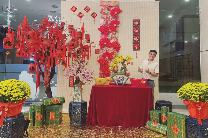 The guy crocheted wool into all kinds of flowers, selling a few million dong a pot on Tet - 13