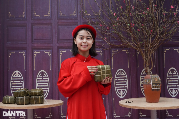 Du học sinh quốc tế thích thú khi mặc áo dài đón Tết Việt - 1