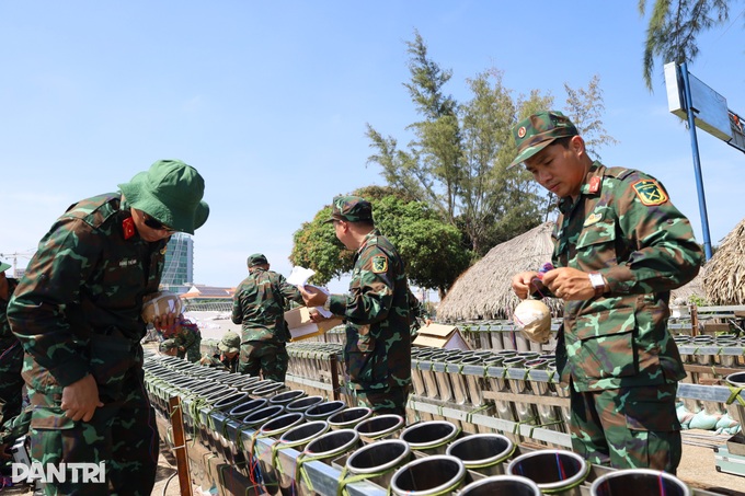 Cận cảnh trận địa pháo hoa tầm cao 1.000 quả ở Cần Thơ - 7 Cận cảnh trận địa pháo hoa tầm cao 1.000 quả ở Cần Thơ - 7