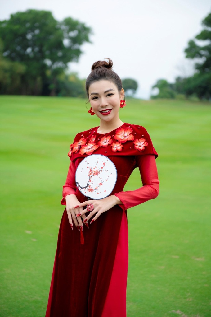 MC Nguyễn Hải Anh rực rỡ trên sân golf với bộ ảnh áo dài đón tết cổ truyền - 7