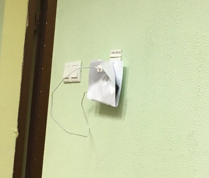 Dây cáp ngắn và ổ cắm quá cao? Chỉ cần bạn thông minh, đó không còn là vấn đề. Dây cáp ngắn và ổ cắm quá cao? Chỉ cần bạn thông minh, đó không còn là vấn đề.
