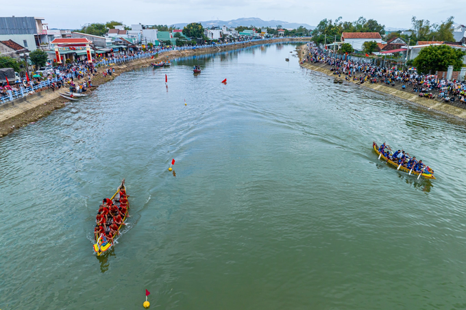 Hàng ngàn người dân reo hò cổ vũ hội đua thuyền trên sông Gò Bồi Bình Định - 1