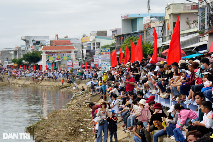 Hàng ngàn người dân reo hò cổ vũ hội đua thuyền trên sông Gò Bồi Bình Định - 5 Hàng ngàn người dân reo hò cổ vũ hội đua thuyền trên sông Gò Bồi Bình Định - 5
