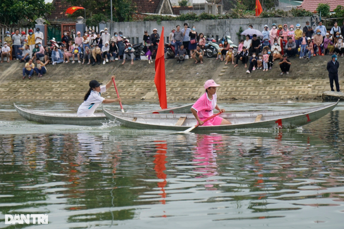 Hàng ngàn người dân reo hò cổ vũ hội đua thuyền trên sông Gò Bồi Bình Định - 4 Hàng ngàn người dân reo hò cổ vũ hội đua thuyền trên sông Gò Bồi Bình Định - 4