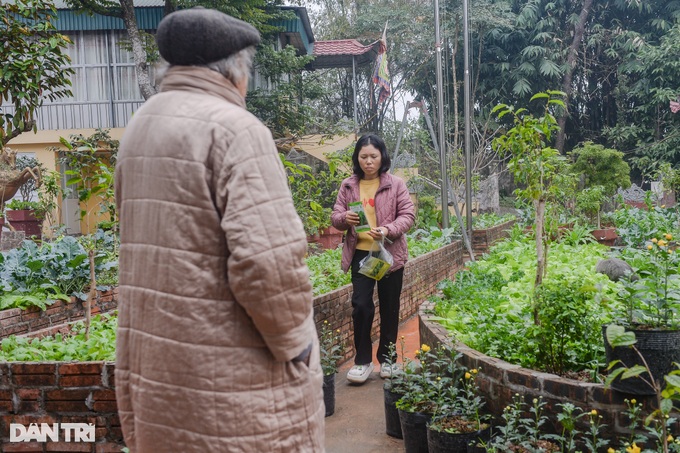 Chuyện tình của cụ ong 96 tuổi với người vợ kém 52 tuổi và đám cưới 28 ngày - 3 Chuyện tình của cụ ong 96 tuổi với người vợ kém 52 tuổi và đám cưới 28 ngày - 3