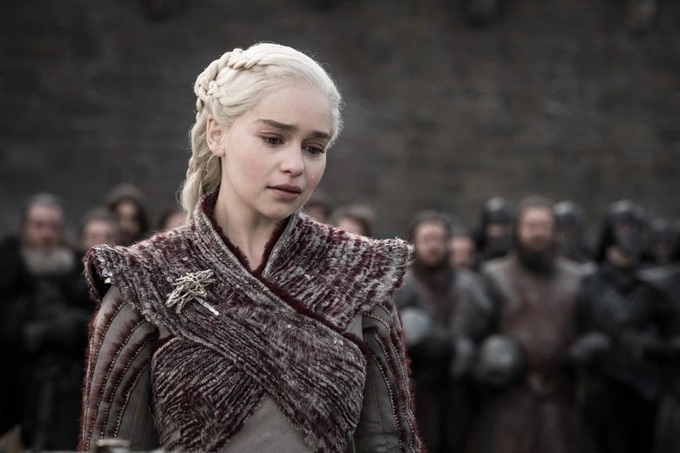 Mother of dragons Emilia Clarke surprises with full... expressive eyebrows - 1