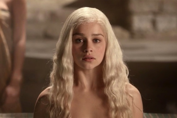 Mother of dragons Emilia Clarke surprises with full... expressive eyebrows - 2