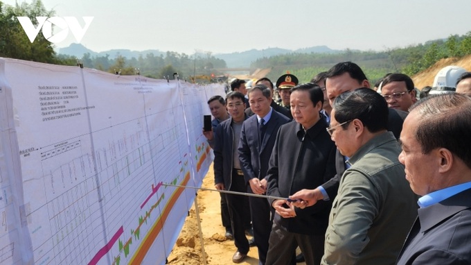 Thủ tướng kiểm tra, đôn đốc dự án cao tốc Tuyên Quang - Phú Thọ, chúc Tết công nhân - 3 Thủ tướng kiểm tra, đôn đốc dự án cao tốc Tuyên Quang - Phú Thọ, chúc Tết công nhân - 3