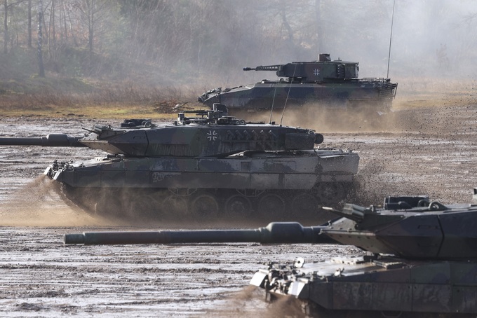 Nghị sĩ Đức cảnh báo nguy cơ Thế chiến 3 nếu cấp xe tăng cho Ukraine - 1