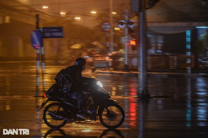 Người dân đội mưa, xuyên đêm trở lại Thủ đô sau kỳ nghỉ Tết - 4