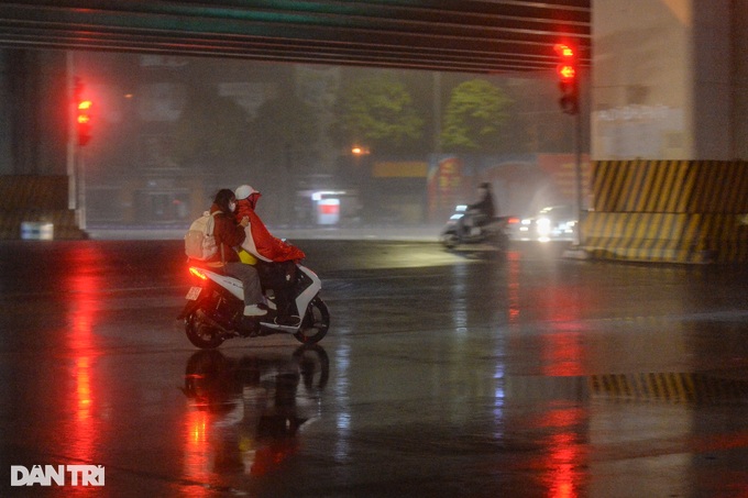 Người dân đội mưa, xuyên đêm trở lại Thủ đô sau kỳ nghỉ Tết - 6