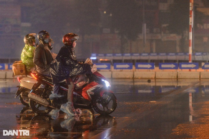 Người dân đội mưa, xuyên đêm trở lại Thủ đô sau kỳ nghỉ Tết - 7