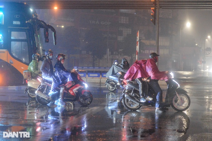 Người dân đội mưa, xuyên đêm trở lại Thủ đô sau kỳ nghỉ Tết - 1