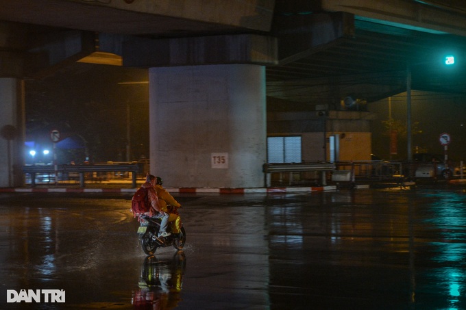 Người dân đội mưa, xuyên đêm trở lại Thủ đô sau kỳ nghỉ Tết - 2
