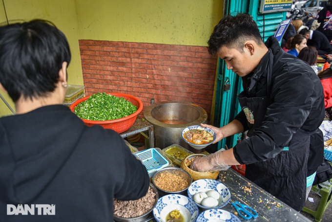 Dân công sở Hà Nội xếp hàng cả tiếng, chờ ăn bún riêu giải ngấy sau Tết - 7 Dân công sở Hà Nội xếp hàng cả tiếng, chờ ăn bún riêu giải ngấy sau Tết - 7