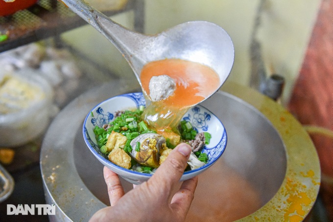 Dân công sở Hà Nội xếp hàng cả tiếng, chờ ăn bún riêu giải ngấy sau Tết - 9 Dân công sở Hà Nội xếp hàng cả tiếng, chờ ăn bún riêu giải ngấy sau Tết - 9