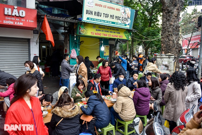 Dân công sở Hà Nội xếp hàng cả tiếng, chờ ăn bún riêu giải ngấy sau Tết - 1 Dân công sở Hà Nội xếp hàng cả tiếng, chờ ăn bún riêu giải ngấy sau Tết - 1
