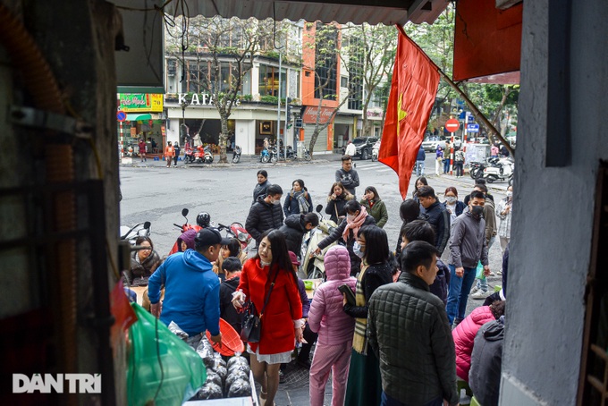 Dân công sở Hà Nội xếp hàng cả tiếng, chờ ăn bún riêu giải ngấy sau Tết - 8 Dân công sở Hà Nội xếp hàng cả tiếng, chờ ăn bún riêu giải ngấy sau Tết - 8