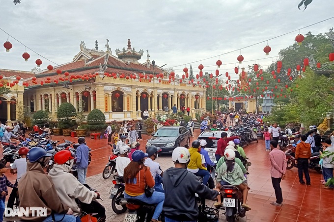 Du khách nườm nượp đổ về ngôi chùa cảnh đẹp như chốn thần tiên ở Bạc Liêu - 1 Du khách nườm nượp đổ về ngôi chùa cảnh đẹp như chốn thần tiên ở Bạc Liêu - 1