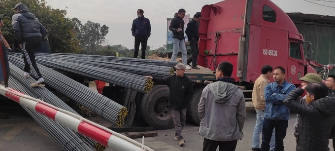 Hà Nội: Triệu tập lái xe đầu kéo chở sắt, va chạm móp đầu tàu khách Bắc-Nam - 3 Hà Nội: Triệu tập lái xe đầu kéo chở sắt, va chạm móp đầu tàu khách Bắc-Nam - 3