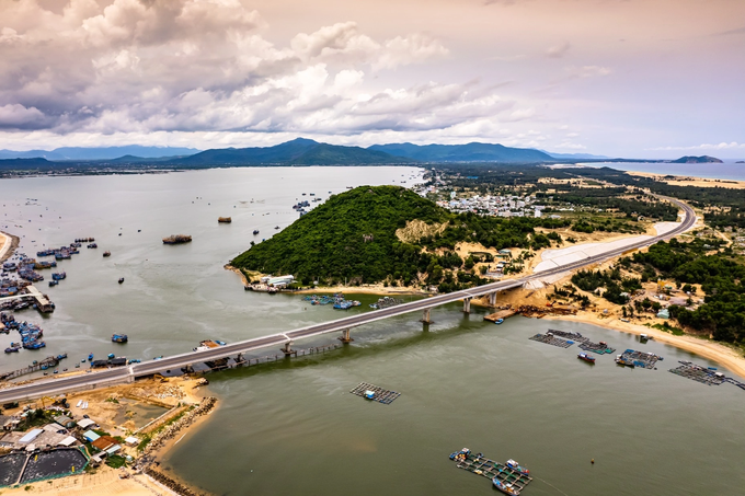 Bridge over the sea nearly 250 billion in Binh Dinh attracts visitors to check-in during Tet - 1