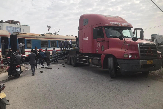 Hà Nội: Triệu tập lái xe đầu kéo chở sắt, va chạm móp đầu tàu khách Bắc-Nam - 1 Hà Nội: Triệu tập lái xe đầu kéo chở sắt, va chạm móp đầu tàu khách Bắc-Nam - 1