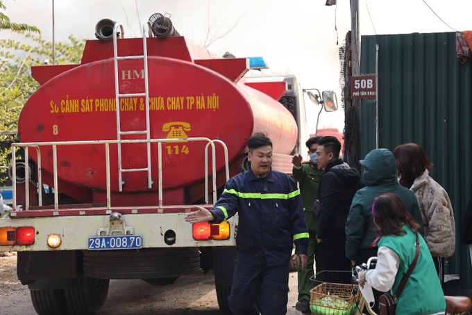 Hai kho, xưởng ở Hà Nội bốc cháy ngùn ngụt - 8 Hai kho, xưởng ở Hà Nội bốc cháy ngùn ngụt - 8