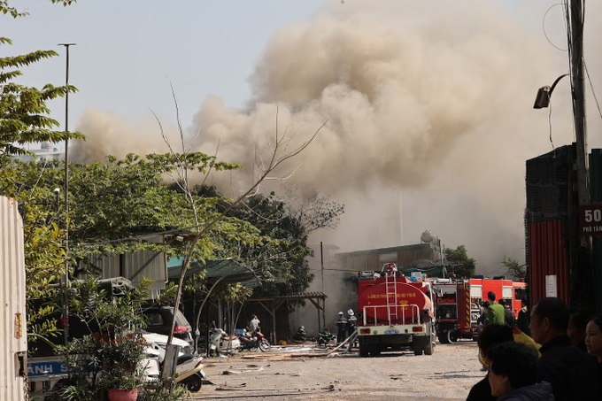 Hai kho, xưởng ở Hà Nội bốc cháy ngùn ngụt - 7