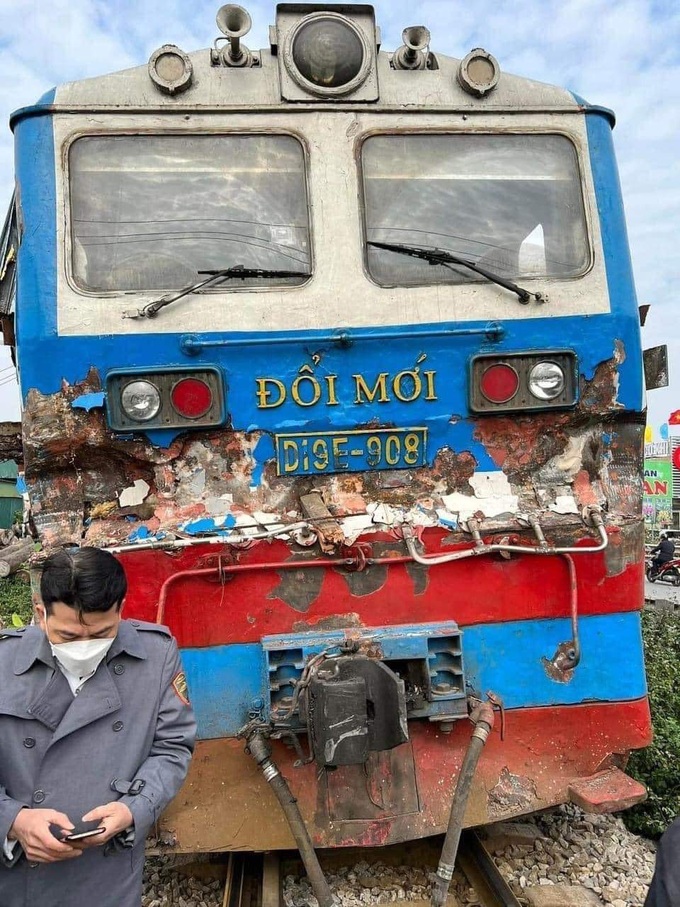 Hà Nội: Triệu tập lái xe đầu kéo chở sắt, va chạm móp đầu tàu khách Bắc-Nam - 4 Hà Nội: Triệu tập lái xe đầu kéo chở sắt, va chạm móp đầu tàu khách Bắc-Nam - 4
