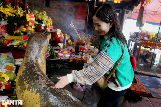 Chen chân xoa tượng hổ ở chùa Hương Tích để... chữa bệnh - 2 Chen chân xoa tượng hổ ở chùa Hương Tích để... chữa bệnh - 2