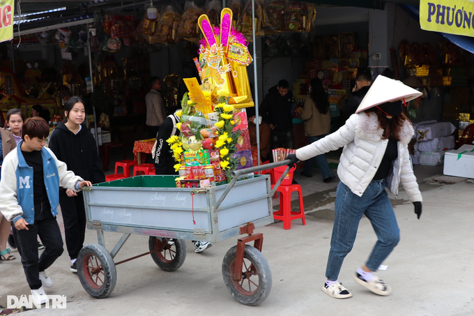 Người Việt đi lễ đầu năm: Càng sờ, càng xoa tượng, càng nhiều lộc? - 4