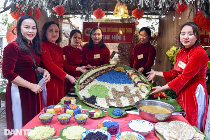 Người dân chen chân xếp hàng thử món xôi nổi tiếng bậc nhất Hà Nội - 3 Người dân chen chân xếp hàng thử món xôi nổi tiếng bậc nhất Hà Nội - 3