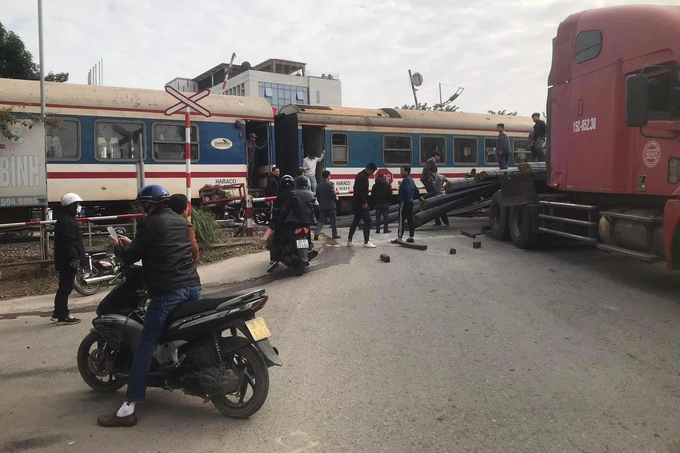 Vụ tàu va chạm xe đầu kéo: Lỗi do 2 nhân viên gác chắn xử lý chậm - 1 Vụ tàu va chạm xe đầu kéo: Lỗi do 2 nhân viên gác chắn xử lý chậm - 1