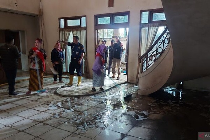 12 năm sống không điện, nước của nữ đại gia trong biệt thự ở Indonesia - 2 12 năm sống không điện, nước của nữ đại gia trong biệt thự ở Indonesia - 2