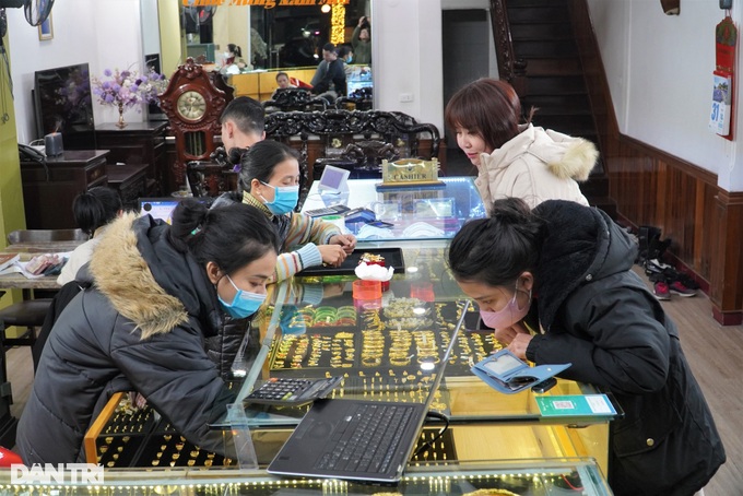Chi tiền mua vàng sớm nhưng chờ ngày vía Thần Tài mới đến nhận - 1 Chi tiền mua vàng sớm nhưng chờ ngày vía Thần Tài mới đến nhận - 1