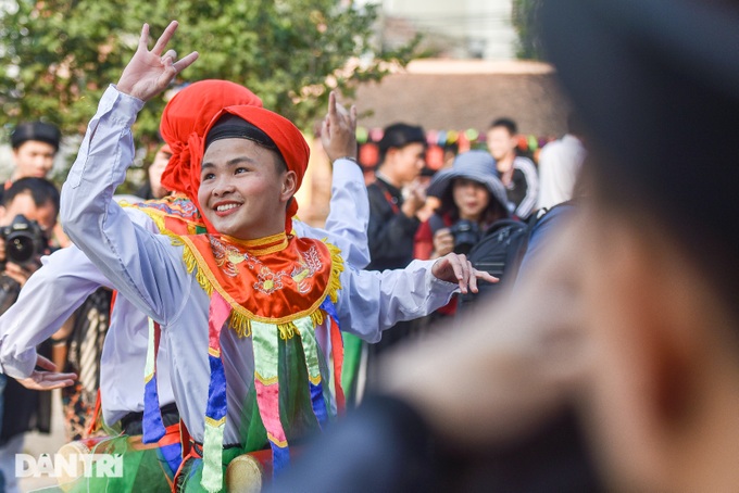 Những chàng trai Hà Nội mỗi năm giả gái một lần, múa điệu lẳng lơ - 4 Những chàng trai Hà Nội mỗi năm giả gái một lần, múa điệu lẳng lơ - 4