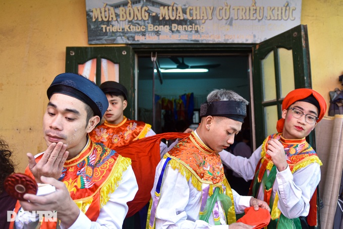 Những chàng trai Hà Nội mỗi năm giả gái một lần, múa điệu lẳng lơ - 2 Những chàng trai Hà Nội mỗi năm giả gái một lần, múa điệu lẳng lơ - 2