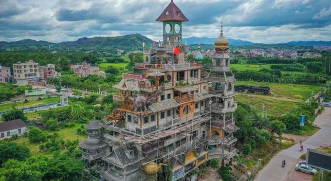 Nhà điên ở Trung Quốc xây 10 năm chưa xong, hút nhiều khách không tưởng - 1 Nhà điên ở Trung Quốc xây 10 năm chưa xong, hút nhiều khách không tưởng - 1