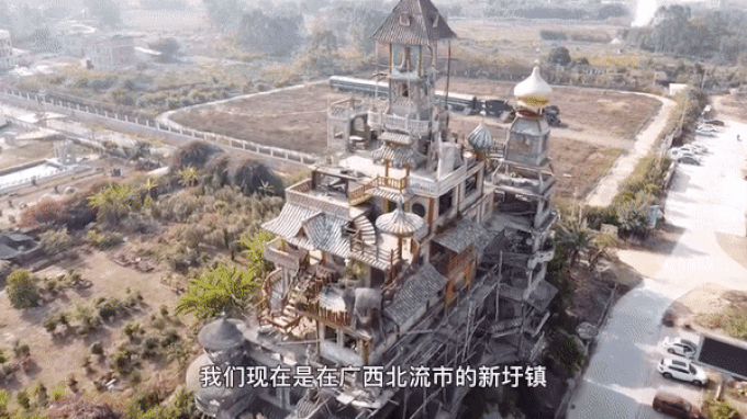 Nhà điên ở Trung Quốc xây 10 năm chưa xong, hút nhiều khách không tưởng - 2 Nhà điên ở Trung Quốc xây 10 năm chưa xong, hút nhiều khách không tưởng - 2