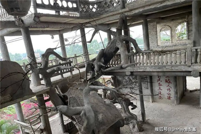 Nhà điên ở Trung Quốc xây 10 năm chưa xong, hút nhiều khách không tưởng - 3 Nhà điên ở Trung Quốc xây 10 năm chưa xong, hút nhiều khách không tưởng - 3