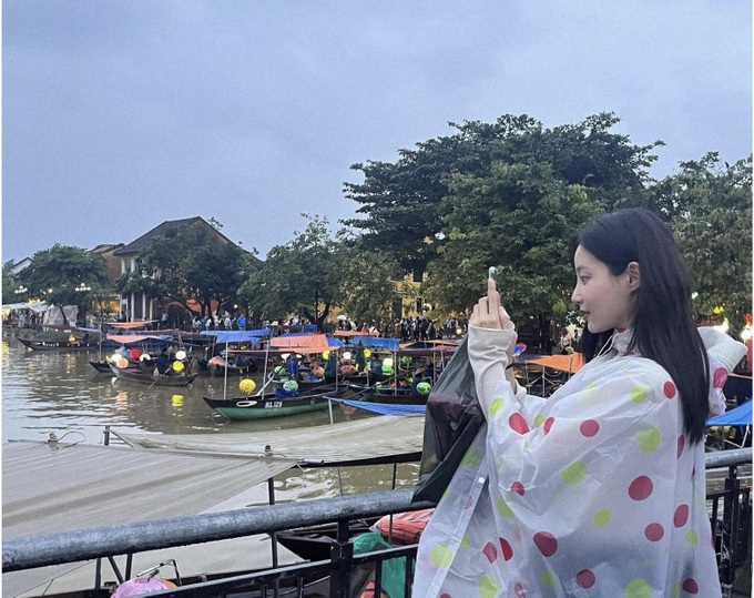 Nữ thần tượng xinh đẹp ở Hàn Quốc mặc áo mưa đi du lịch Hội An - 1