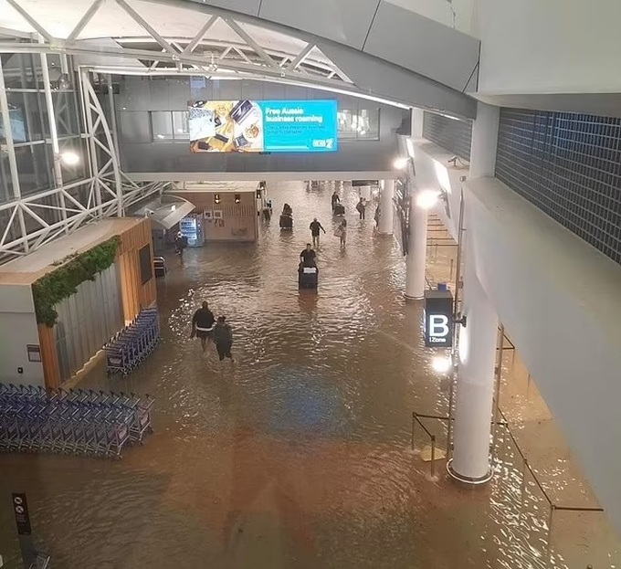 Sân bay chìm trong biển nước, khách bay lòng vòng 13 tiếng, hạ cánh chỗ cũ - 2