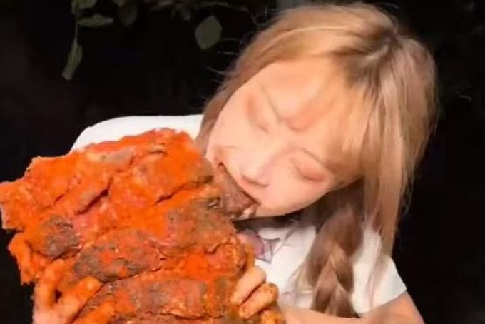 Cái kết đắng của cô gái Trung Quốc liều ăn thịt cá mập để câu view - 1