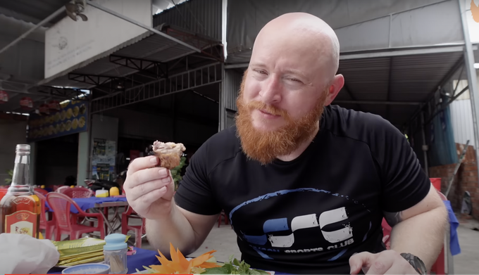 Interesting reaction of American tourists when eating special dish of hamster horror - 5