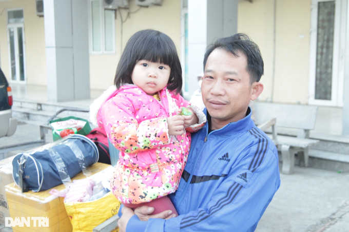 Người dân vạ vật bên đường đón xerời quê sau kỳ nghỉ Tết - 4 Người dân vạ vật bên đường đón xerời quê sau kỳ nghỉ Tết - 4