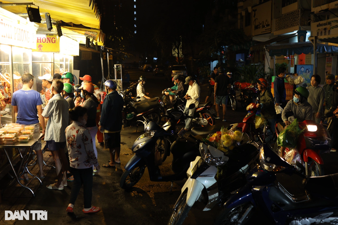 Gần 4 triệu đồng một con heo sữa quay, khách vẫn xếp hàng chờ mua - 1 Gần 4 triệu đồng một con heo sữa quay, khách vẫn xếp hàng chờ mua - 1